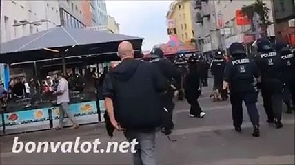 PKK'ya müdahale etmeyen Avusturya polisinden başörtülü genç kıza skandal taciz!