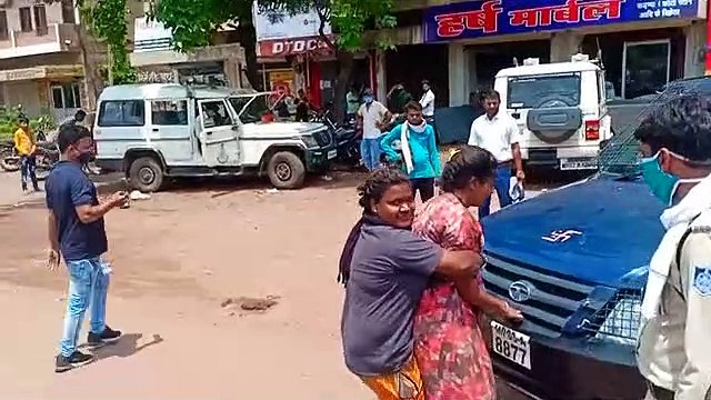 After breaking the house, some youths were taken away by the police and the wife expressed her opposition.