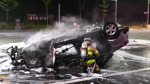 음주 추정 차량 전복·화재...운전자 음주 측정 거부 / YTN