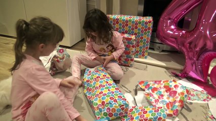 Isabella Abrindo Presentes de Aniversário