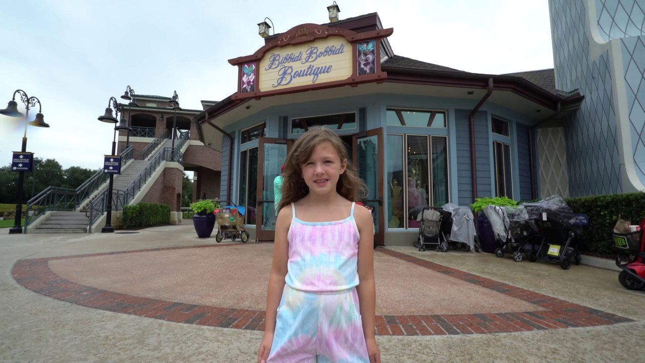 Sophia Isabella na Disney Fazendo Penteados das Princesas da Disney