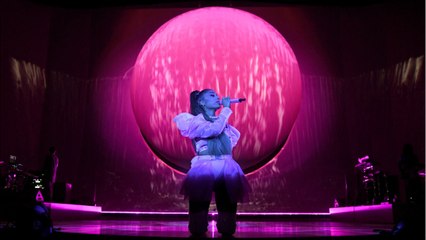 Ariana Grande: Floral False Lashes