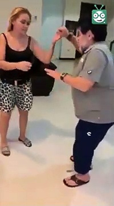 polémico video con Diego Maradona se baja los pantalones