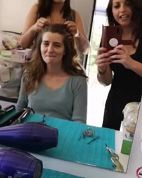 Άγριες Μέλισσες: Χωρίς μακιγιάζ μέσα στο καμαρινάκι της- Έτσι ετοιμάζουν τη Λενιώ