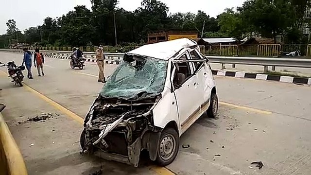 हाईवे पर डिवाइडर से टकराई कार, एक की मौत-दो घायल