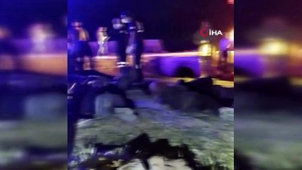 Göçmenleri taşıyan minibüs otomobille çarpıştı: 1 ölü, 41 yaralı