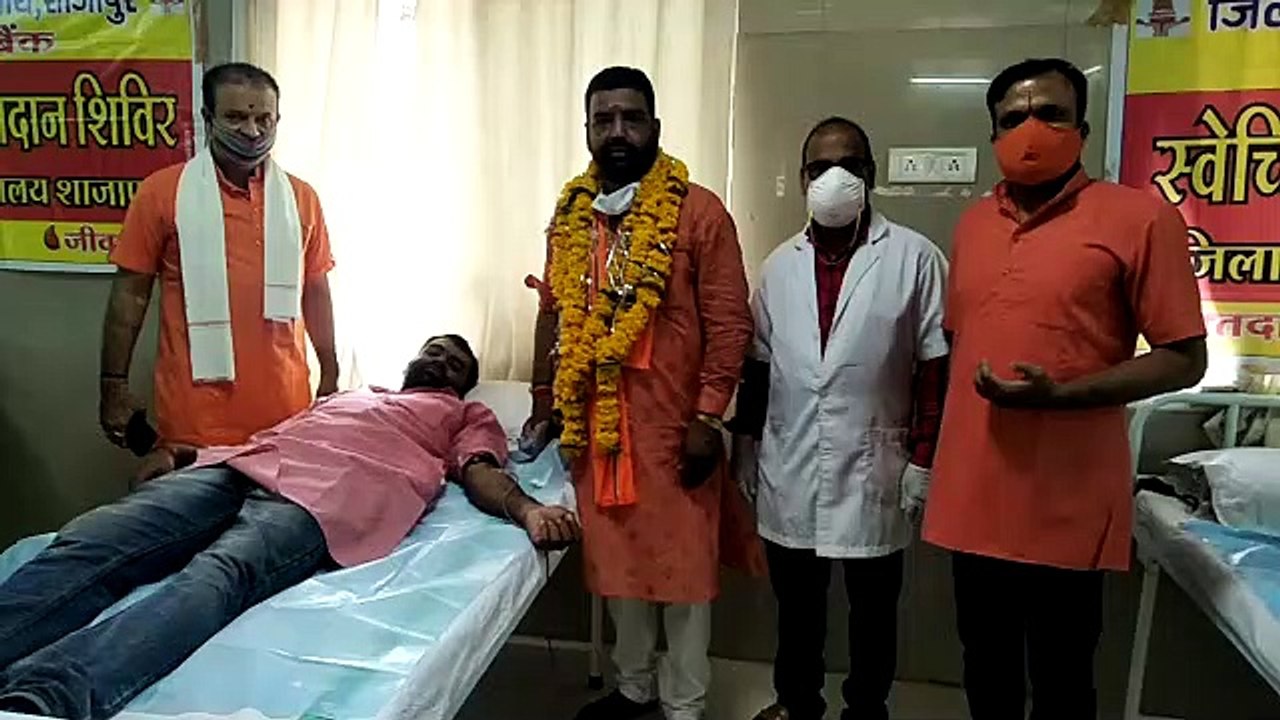 समाजसेवी संतोष जोशी ने अपने जन्मदिन पर दोस्तो के साथ किया रक्तदान