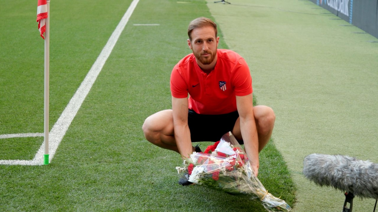 Oblak coloca el habitual ramo de flores en el córner del Wanda Metropolitano