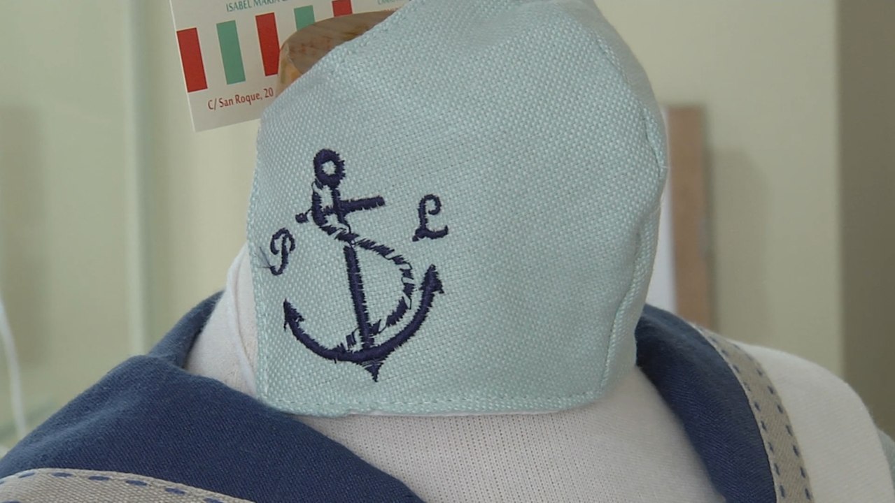 Establecimiento de trajes de comunión vende mascarillas a juego para la ceremonia