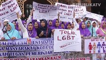 Sejumlah massa yang tergabung dalam Aliansi Pemuda dan Mahasiswa Bandung Raya melakukan aksi unjukrasa tolak LGBT (Lesbian, Gay, Biseksual dan Transgender).