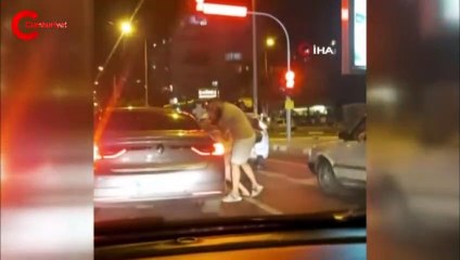 Şaşkına çeviren anlar! Kırmızı ışıkta böyle görüntülendiler