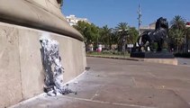 Los bomberos sofocan un incendio provocado en la estatua de Colón en Barcelona