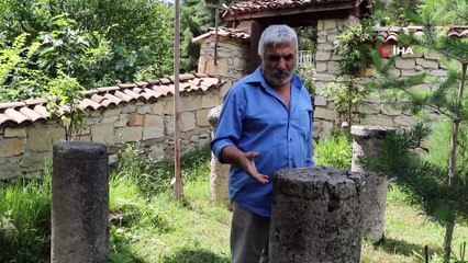 Çevreden topladığı tarihi kalıntılarla köyde müze açtı