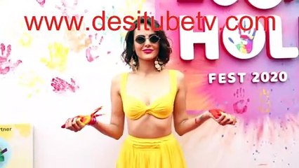 Manadana Karimi looks super sexy in yellow bra top all set to play holi remebers she drank a lot in first holi party