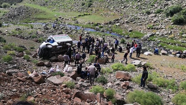 Kamyonet şarampole uçtu: 17 yaralı