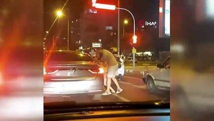 Trafik ışıklarda araç durunca dans etmeye başladı!