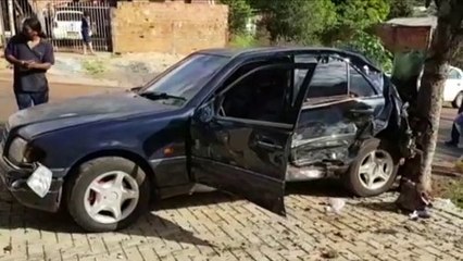 Mercedes C-280 e Chevrolet Corsa colidem no Bairro Santa Cruz