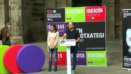 Un cartel se cae sobre los candidatos de Elkarrekin Podemos-IU en Durango