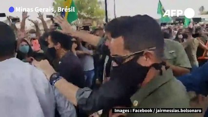 Brésil: Bolsonaro salue ses partisans sans porter de masque
