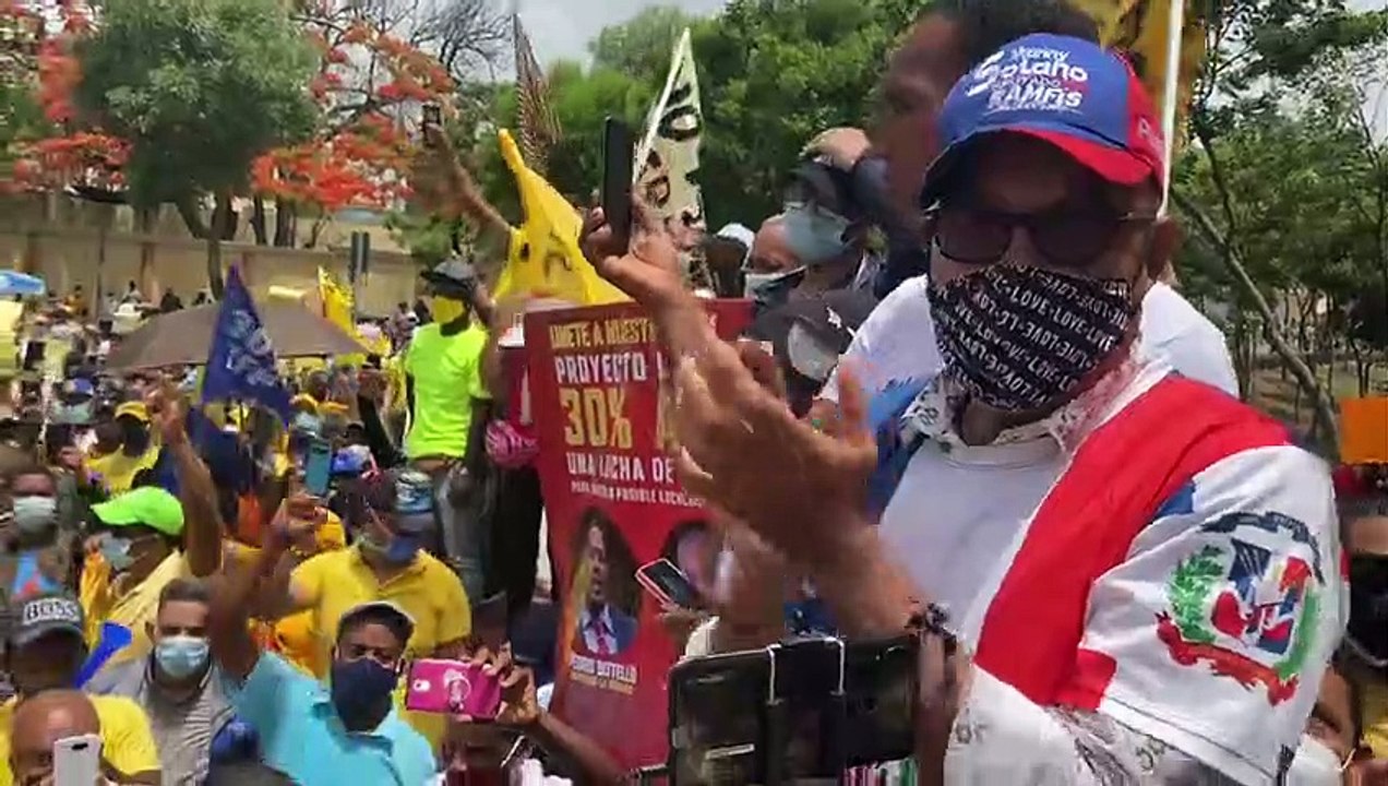 Manifestación por 30 % AFP en Palacio Nacional