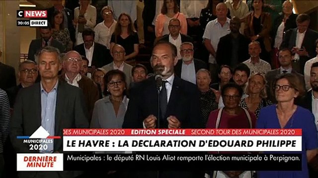 Le discours d'Edouard Philippe dimanche soir après son élection au Havre perturbé par des cris des supporters de ses adversaires