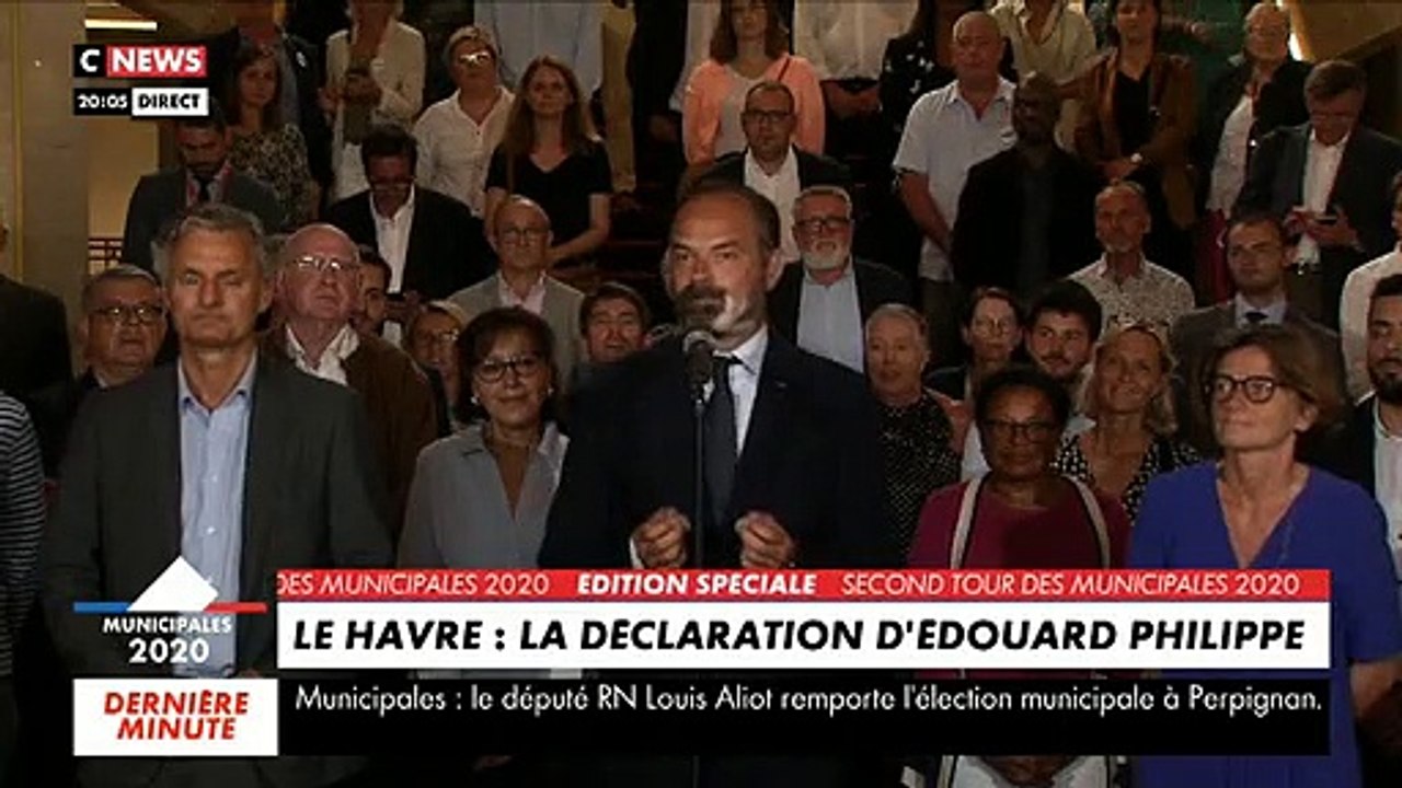 Le discours d'Edouard Philippe dimanche soir après son élection au Havre perturbé par des cris des supporters de  ses adversaires