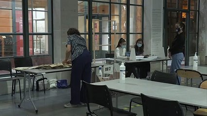 Municipales: début du dépouillement dans un bureau de vote parisien