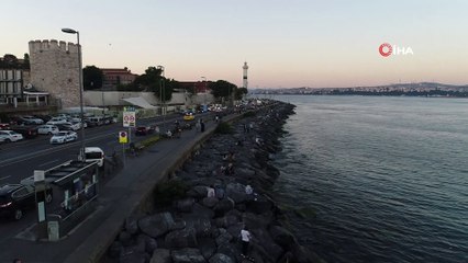 Sokağa çıkma kısıtlamasının sona ermesi üzerine öğrenciler ve velileri sahillere akın etti