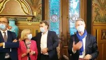 Serge Grouard (LR), avec son masque, aux côtés de Florent Montillot (UDI), à l'hôtel Groslot, avant l'annonce de sa victoire aux municipales à Orléans