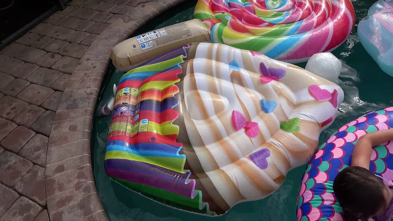 Sophia Isabella e Alice Brincando na Piscina com Bóias Infláveis Coloridas