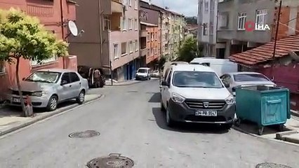 Yarı çıplak vatandaşın kapkapççıları kovaladığı anlar kamerada