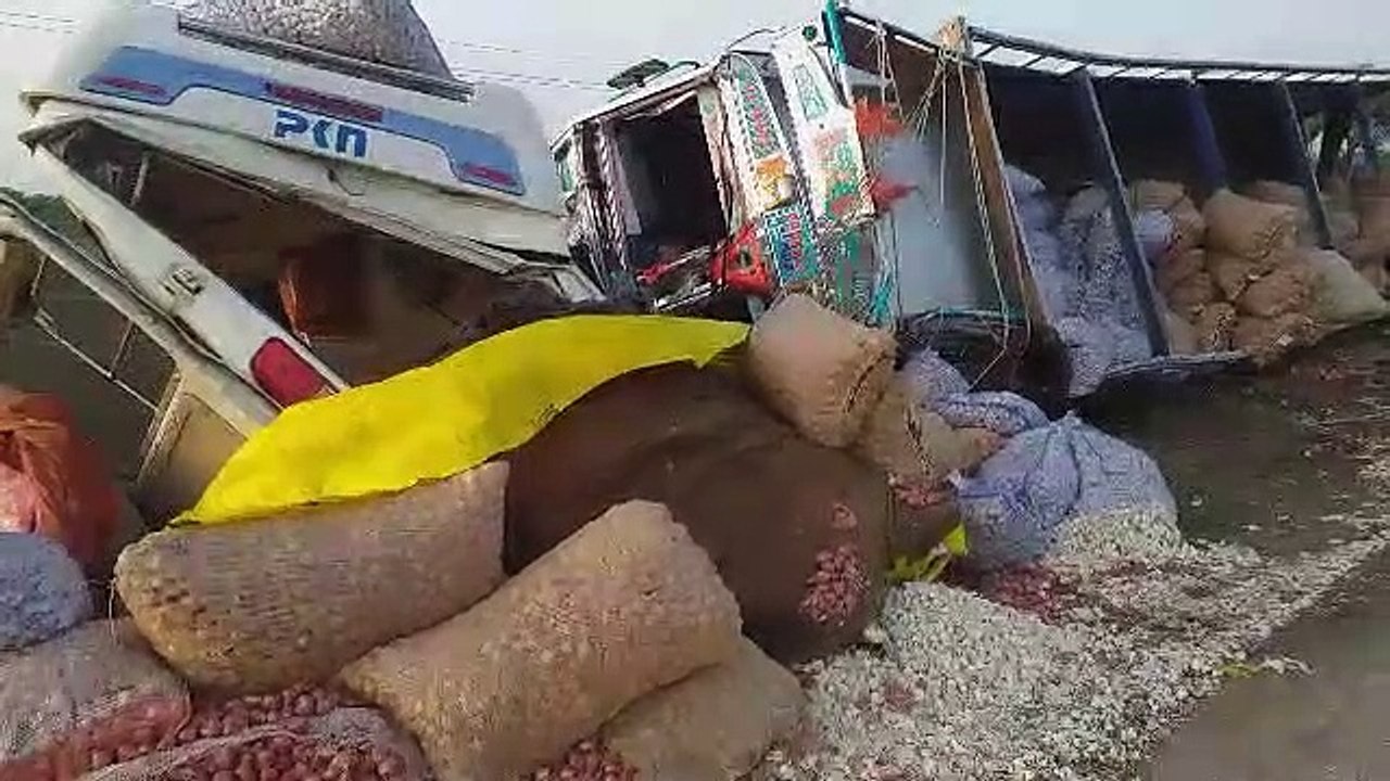 VIDEO: ट्रक - टेंपो ट्रैवलर की टक्कर में दो लोगों की मौत, पांच घायल