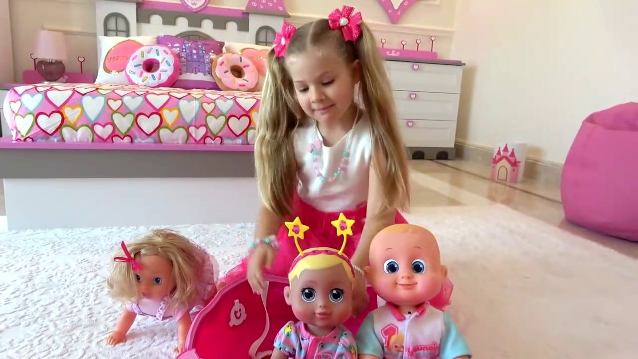 Diana in her new princess room & the magic suitcase