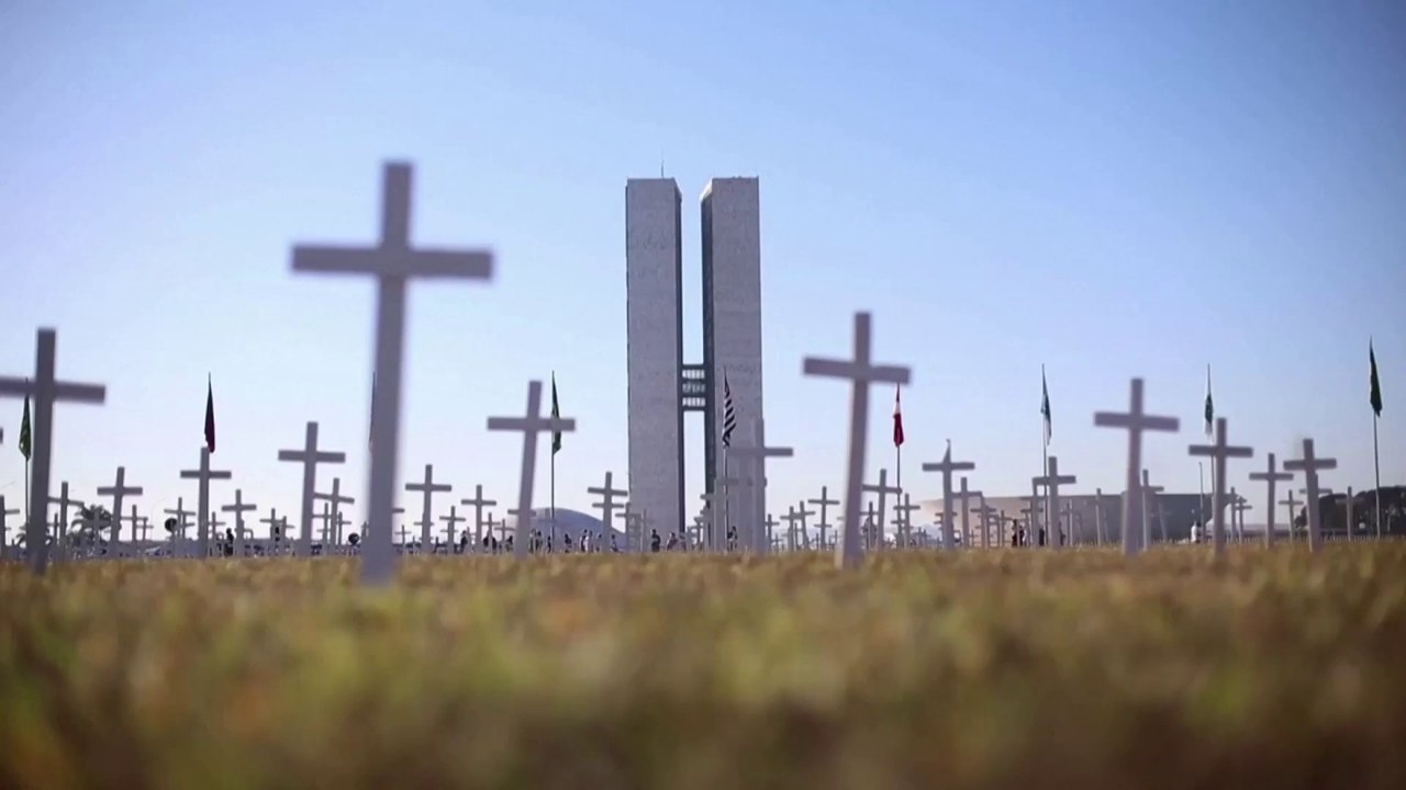 Un millier de croix ont été plantées en face du congrès brésilien en hommage aux morts du Covid-19