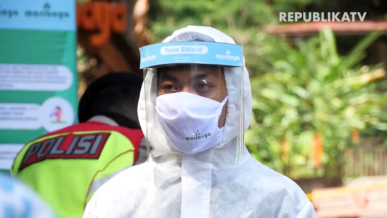 Petugas mengenakan pelindung wajah (face shield) memasang tanda jarak fisik (physical distancing) di area The Lodge Maribaya, Lembang, Kabupaten Bandung Barat.