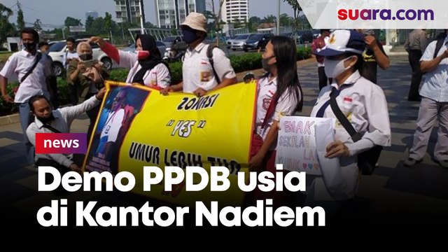 Demo PPDB Usia di Kantor Nadiem, Orang Tua Siswa Pakai Seragam Sekolah