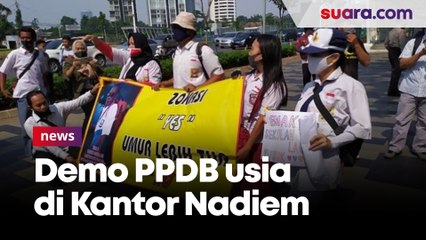 Demo PPDB Usia di Kantor Nadiem, Orang Tua Siswa Pakai Seragam Sekolah