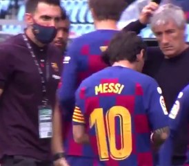 ميسي يثير الجدل بتصرفاته مع مدربي برشلونة