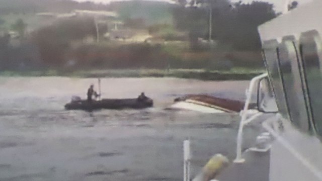 포항 앞바다서 4톤 어선 전복...승선원 2명 모두 구조 / YTN