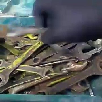 Il a fabriqué une lampe très originale avec des objets usés