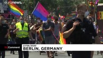 شعار علیه پوتین و ترامپ در رژهٔ دگرباشان در آلمان