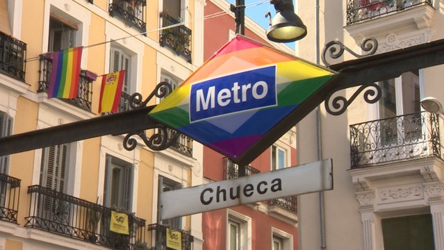 El logo de Metro de Chueca luce los colores arcoiris tras el inicio del Orgullo