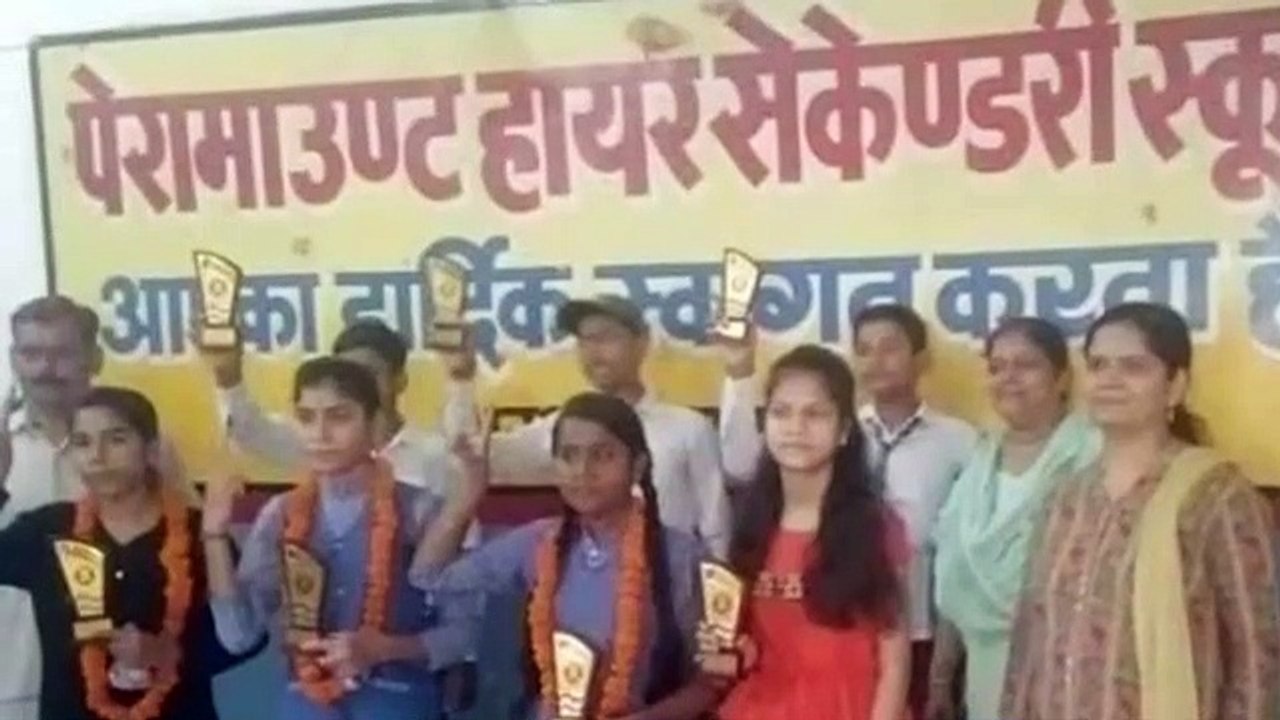 उत्तीर्ण छात्र-छात्राओं को प्रशासन ने किया सम्मानित