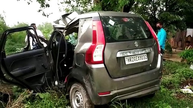 ट्रक में कार के टकराने से दो लोगों ने मौके पर दम तोड़ा तथा दो लोग घायल