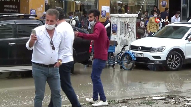 Yüksekova'da aniden bastıran yağmur caddeleri gölete çevirdi