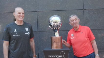 Pesic bromea con Ivanovic junto al trofeo Endesa: "Toca, toca... que luego no se sabe"