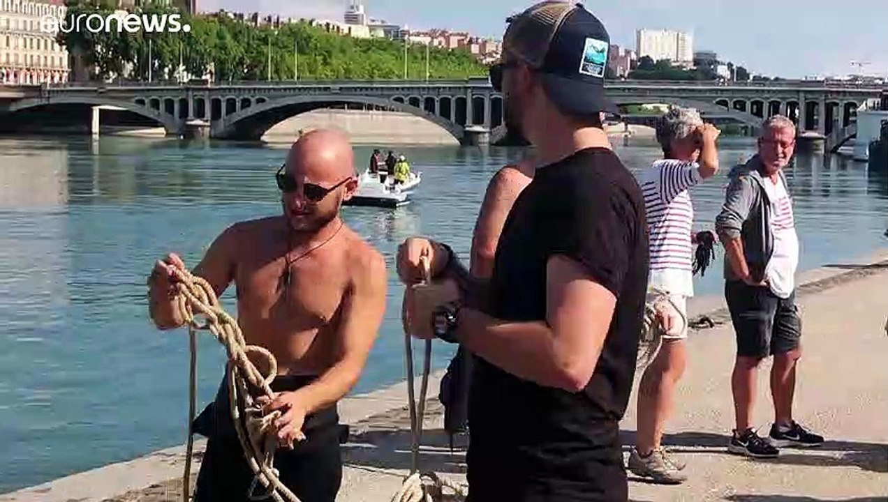 Elektroroller, Einkaufswagen - Umweltschützer entmüllen die Rhône