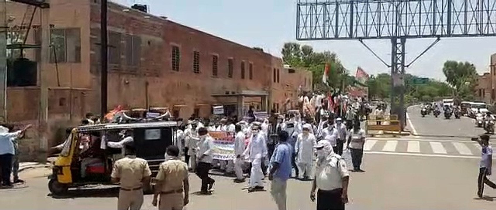 ऊंटगाडिय़ों पर सवार होकर कांग्रेस ने किया पेट्रोल-डीजल की कीमतों का विरोध