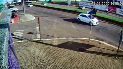 Câmera registra momento em que motociclista cai em viaduto da BR-277 com moto 600 cilindradas