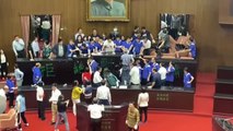 Diputados opositores toman el Parlamento de Taiwán durante 12 horas
